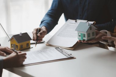 Emlakçılar, konut modellerini müşterilere ayrıntılı bir şekilde anlatma, evler ve satın alma kredileri hakkında bilgi verme ve sunma konularında açıklar. Gayrimenkul ticareti.