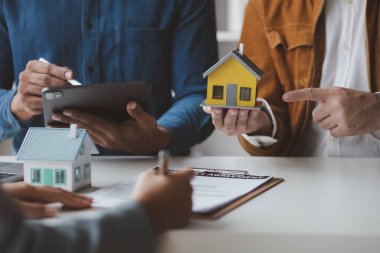 Emlakçılar, konut modellerini müşterilere ayrıntılı bir şekilde anlatma, evler ve satın alma kredileri hakkında bilgi verme ve sunma konularında açıklar. Gayrimenkul ticareti.