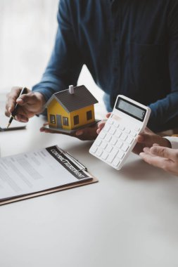 Emlakçılar, konut modellerini müşterilere ayrıntılı bir şekilde anlatma, evler ve satın alma kredileri hakkında bilgi verme ve sunma konularında açıklar. Gayrimenkul ticareti.