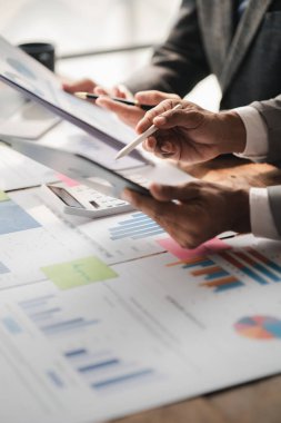 Tartışmalara, iş toplantılarına, şirket satış toplantılarına katılan insan grupları, şirket performansının özeti ve beyin fırtınası. İş stratejisi yönetim kavramı.