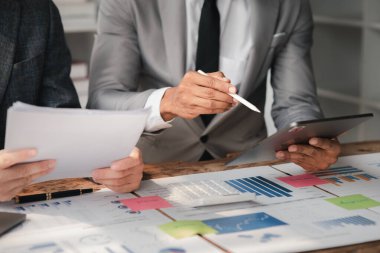 Tartışmalara, iş toplantılarına, şirket satış toplantılarına katılan insan grupları, şirket performansının özeti ve beyin fırtınası. İş stratejisi yönetim kavramı.