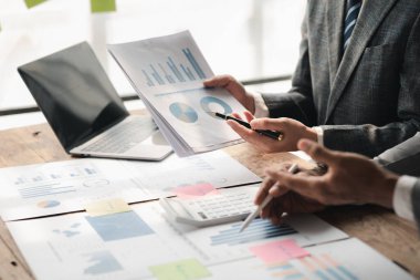 Tartışmalara, iş toplantılarına, şirket satış toplantılarına katılan insan grupları, şirket performansının özeti ve beyin fırtınası. İş stratejisi yönetim kavramı.