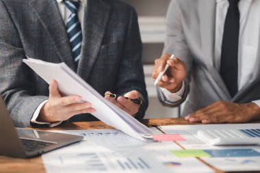 Tartışmalara, iş toplantılarına, şirket satış toplantılarına katılan insan grupları, şirket performansının özeti ve beyin fırtınası. İş stratejisi yönetim kavramı.