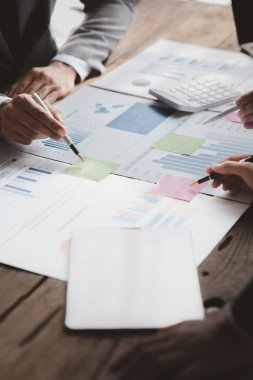 Girişimci şirket toplantılarının atmosferi, iş adamları yatırım finansmanlarını özetlemek ve planlamak için bir araya geliyorlar, şirketin kurucuları onlar. İş yönetimi kavramı.