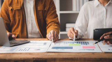 Satış departmanı bunu bölüm müdürüne götürmek için aylık bir toplantı yapıyor. Müdüre götürmeden önce hazırlanan belgelerin doğruluğunu kontrol ediyorlar.