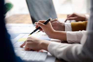 Satış departmanı bunu bölüm müdürüne götürmek için aylık bir toplantı yapıyor. Müdüre götürmeden önce hazırlanan belgelerin doğruluğunu kontrol ediyorlar.