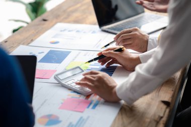 Satış departmanı bunu bölüm müdürüne götürmek için aylık bir toplantı yapıyor. Müdüre götürmeden önce hazırlanan belgelerin doğruluğunu kontrol ediyorlar.