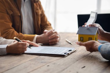 Ev satış temsilcileri ve satış temsilcileri projedeki evleri görmek isteyen müşterilere projede konut detaylarını tavsiye ediyorlar. Gayrimenkul ticareti.