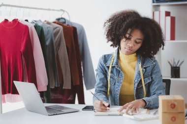 Amerikalı bir kadın giyim tasarımcısı, mağazanın sahibi, bir kadın giyim mağazası sahibi ve kendi başına kıyafet tasarlıyor, internet siteleri üzerinden ürünler satıyor..