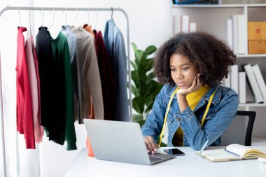 Amerikalı bir kadın giyim tasarımcısı, mağazanın sahibi, bir kadın giyim mağazası sahibi ve kendi başına kıyafet tasarlıyor, internet siteleri üzerinden ürünler satıyor..