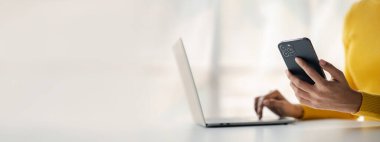 Akıllı telefondan sosyal medyayı kullanmak için cep telefonu tutan bir kişi, akıllı telefondan internet üzerinden iletişim kuruyor. İletişim için teknolojiyi kullanma kavramı.
