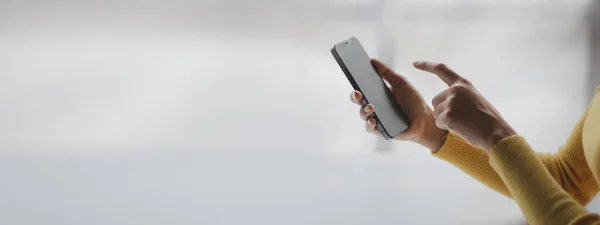 Une Personne Détient Téléphone Portable Pour Utiliser Les Médias Sociaux — Photo