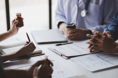 Hastanedeki konferans odası, ilaç sunumlarına katılan bir grup doktor, idari doktorlar ve şeflerin uyuşturucu satıcılarıyla toplantıları. Doktor toplantısı konsepti.