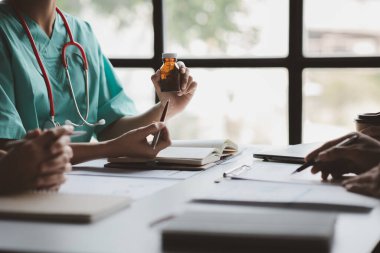 Hastanedeki konferans odası, ilaç sunumlarına katılan bir grup doktor, idari doktorlar ve şeflerin uyuşturucu satıcılarıyla toplantıları. Doktor toplantısı konsepti.