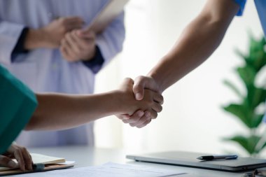 Hastanedeki konferans odası, bir grup doktorun el sıkışma toplantısına katılması, yönetici doktorların ve şeflerin ilaç satıcılarıyla buluşması. Doktor toplantısı konsepti.