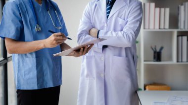 İki doktor bir konferans odasında dikilip, dikkatli bir planlama gerektiren karmaşık bir vakada hastanın tedavisini nasıl planlayacaklarını tartışıyorlar. Hastaları tedavi etme kavramı.