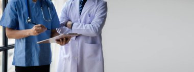 İki doktor bir konferans odasında dikilip, dikkatli bir planlama gerektiren karmaşık bir vakada hastanın tedavisini nasıl planlayacaklarını tartışıyorlar. Hastaları tedavi etme kavramı.