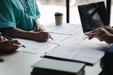 Bir grup doktorun toplantıya katıldığı bir hastanedeki konferans odası, yönetici doktorların ve şeflerin ilaç satıcılarıyla buluştuğu bir toplantı. Doktor toplantısı konsepti.
