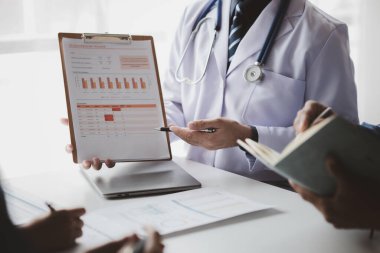 Bilgi sunumuna katılan bir grup doktorun olduğu bir hastanede toplantı odası, ilaç satıcılarıyla birlikte yönetici ve başhekimlerin toplantısı. Doktor toplantısı konsepti.