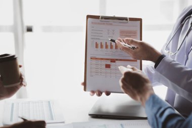 Bilgi sunumuna katılan bir grup doktorun olduğu bir hastanede toplantı odası, ilaç satıcılarıyla birlikte yönetici ve başhekimlerin toplantısı. Doktor toplantısı konsepti.