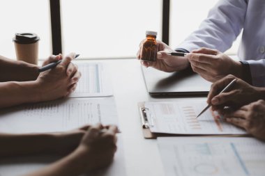 Hastanedeki konferans odası, ilaç sunumlarına katılan bir grup doktor, idari doktorlar ve şeflerin uyuşturucu satıcılarıyla toplantıları. Doktor toplantısı konsepti.