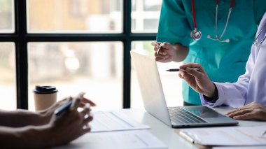 Bir grup doktorun toplantıya katıldığı bir hastanedeki konferans odası, yönetici doktorların ve şeflerin ilaç satıcılarıyla buluştuğu bir toplantı. Doktor toplantısı konsepti.