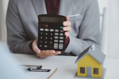 Emlakçılar, konut modellerini müşterilere ayrıntılı bir şekilde anlatma, evler ve satın alma kredileri hakkında bilgi verme ve sunma konularında açıklar. Gayrimenkul ticareti.