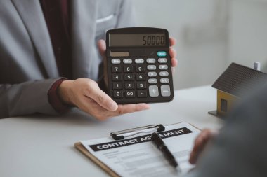Emlakçılar, konut modellerini müşterilere ayrıntılı bir şekilde anlatma, evler ve satın alma kredileri hakkında bilgi verme ve sunma konularında açıklar. Gayrimenkul ticareti.