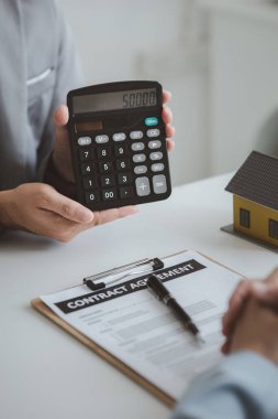 Emlakçılar, konut modellerini müşterilere ayrıntılı bir şekilde anlatma, evler ve satın alma kredileri hakkında bilgi verme ve sunma konularında açıklar. Gayrimenkul ticareti.