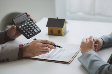 Emlakçılar, konut modellerini müşterilere ayrıntılı bir şekilde anlatma, evler ve satın alma kredileri hakkında bilgi verme ve sunma konularında açıklar. Gayrimenkul ticareti.