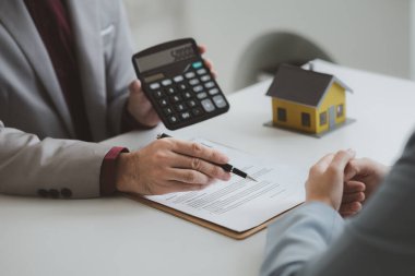 Emlakçılar, konut modellerini müşterilere ayrıntılı bir şekilde anlatma, evler ve satın alma kredileri hakkında bilgi verme ve sunma konularında açıklar. Gayrimenkul ticareti.