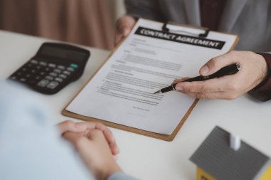 Emlakçılar, konut modellerini müşterilere ayrıntılı bir şekilde anlatma, evler ve satın alma kredileri hakkında bilgi verme ve sunma konularında açıklar. Gayrimenkul ticareti.