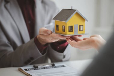 Emlakçılar, konut modellerini müşterilere ayrıntılı bir şekilde anlatma, evler ve satın alma kredileri hakkında bilgi verme ve sunma konularında açıklar. Gayrimenkul ticareti.