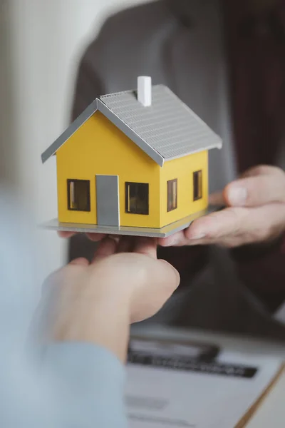 不動産業者は プロジェクトにおける住宅不動産のモデルを説明し 顧客に詳述し 住宅に関する情報を説明し 提示し ローンを購入する 不動産取引の概念 — ストック写真