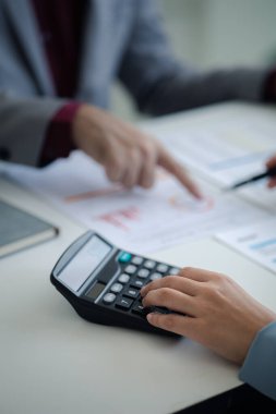 Satış departmanı bunu bölüm müdürüne götürmek için aylık bir toplantı yapıyor. Müdüre götürmeden önce hazırlanan belgelerin doğruluğunu kontrol ediyorlar.