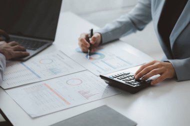 Satış departmanı bunu bölüm müdürüne götürmek için aylık bir toplantı yapıyor. Müdüre götürmeden önce hazırlanan belgelerin doğruluğunu kontrol ediyorlar.