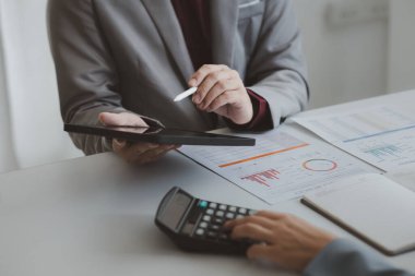 Tartışmalara, iş toplantılarına, şirket satış toplantılarına katılan insan grupları, şirket performansının özeti ve beyin fırtınası. İş stratejisi yönetim kavramı.