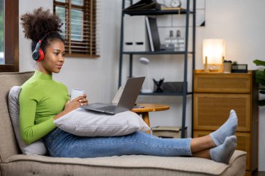 Amerikalı genç bir kadın oturma odasında, hafta sonlarını evde sosyal medya oynayarak ve film izleyerek geçiriyor. Tatilde yaşama kavramı.