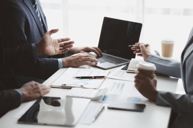 Girişimci şirket toplantılarının atmosferi, iş adamları yatırım finansmanlarını özetlemek ve planlamak için bir araya geliyorlar, şirketin kurucuları onlar. İş yönetimi kavramı.