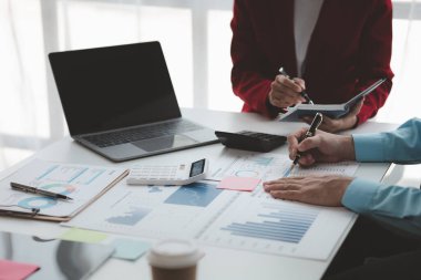 Girişimci şirket toplantılarının atmosferi, iş adamları yatırım finansmanlarını özetlemek ve planlamak için bir araya geliyorlar, şirketin kurucuları onlar. İş yönetimi kavramı.