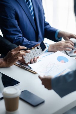 Girişimci şirket toplantılarının atmosferi, iş adamları yatırım finansmanlarını özetlemek ve planlamak için bir araya geliyorlar, şirketin kurucuları onlar. İş yönetimi kavramı.