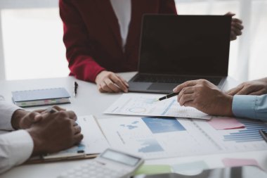 Girişimci şirket toplantılarının atmosferi, iş adamları yatırım finansmanlarını özetlemek ve planlamak için bir araya geliyorlar, şirketin kurucuları onlar. İş yönetimi kavramı.