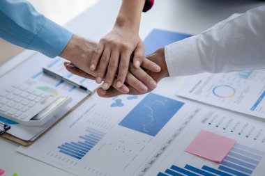 Bir grup yeni başlayan iş adamı el ele tutuşuyor, iş toplantıları, şirket satış toplantıları, beyin fırtınası ve şirket performansının özeti. İş stratejisi yönetim kavramı.