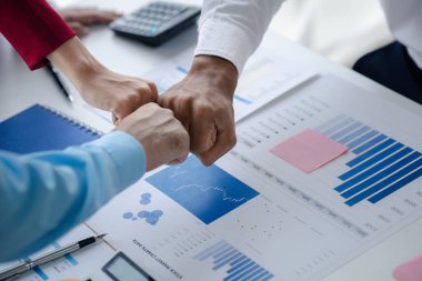 Bir grup yeni başlayan iş adamı el ele tutuşuyor, iş toplantıları, şirket satış toplantıları, beyin fırtınası ve şirket performansının özeti. İş stratejisi yönetim kavramı.