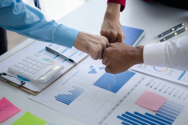 Bir grup yeni başlayan iş adamı el ele tutuşuyor, iş toplantıları, şirket satış toplantıları, beyin fırtınası ve şirket performansının özeti. İş stratejisi yönetim kavramı.