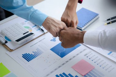 Bir grup yeni başlayan iş adamı el ele tutuşuyor, iş toplantıları, şirket satış toplantıları, beyin fırtınası ve şirket performansının özeti. İş stratejisi yönetim kavramı.