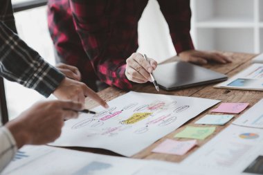 Grup işadamı girişim şirketlerinin yöneticileri, şirket satış toplantıları, beyin fırtınası ve şirket performansının özeti ile bir toplantıya katıldı. İş stratejisi yönetim kavramı.