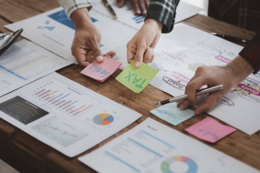 Grup işadamı girişim şirketlerinin yöneticileri, şirket satış toplantıları, beyin fırtınası ve şirket performansının özeti ile bir toplantıya katıldı. İş stratejisi yönetim kavramı.