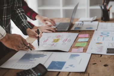 Grup işadamı girişim şirketlerinin yöneticileri, şirket satış toplantıları, beyin fırtınası ve şirket performansının özeti ile bir toplantıya katıldı. İş stratejisi yönetim kavramı.