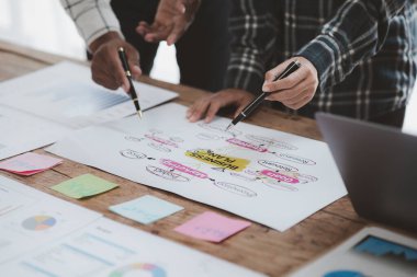 Grup işadamı girişim şirketlerinin yöneticileri, şirket satış toplantıları, beyin fırtınası ve şirket performansının özeti ile bir toplantıya katıldı. İş stratejisi yönetim kavramı.